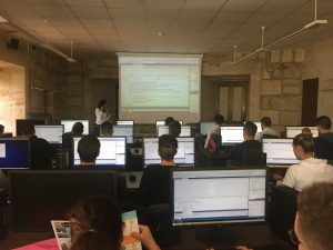 Alumnos de Colegio Santísima Trinidad de Salamanca, realizando un taller de desarrollo de aplicaciones para Windows 10 phone