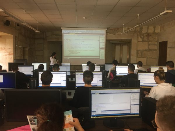 Alumnos de Colegio Santísima Trinidad de Salamanca, realizando un taller de desarrollo de aplicaciones para Windows 10 phone
